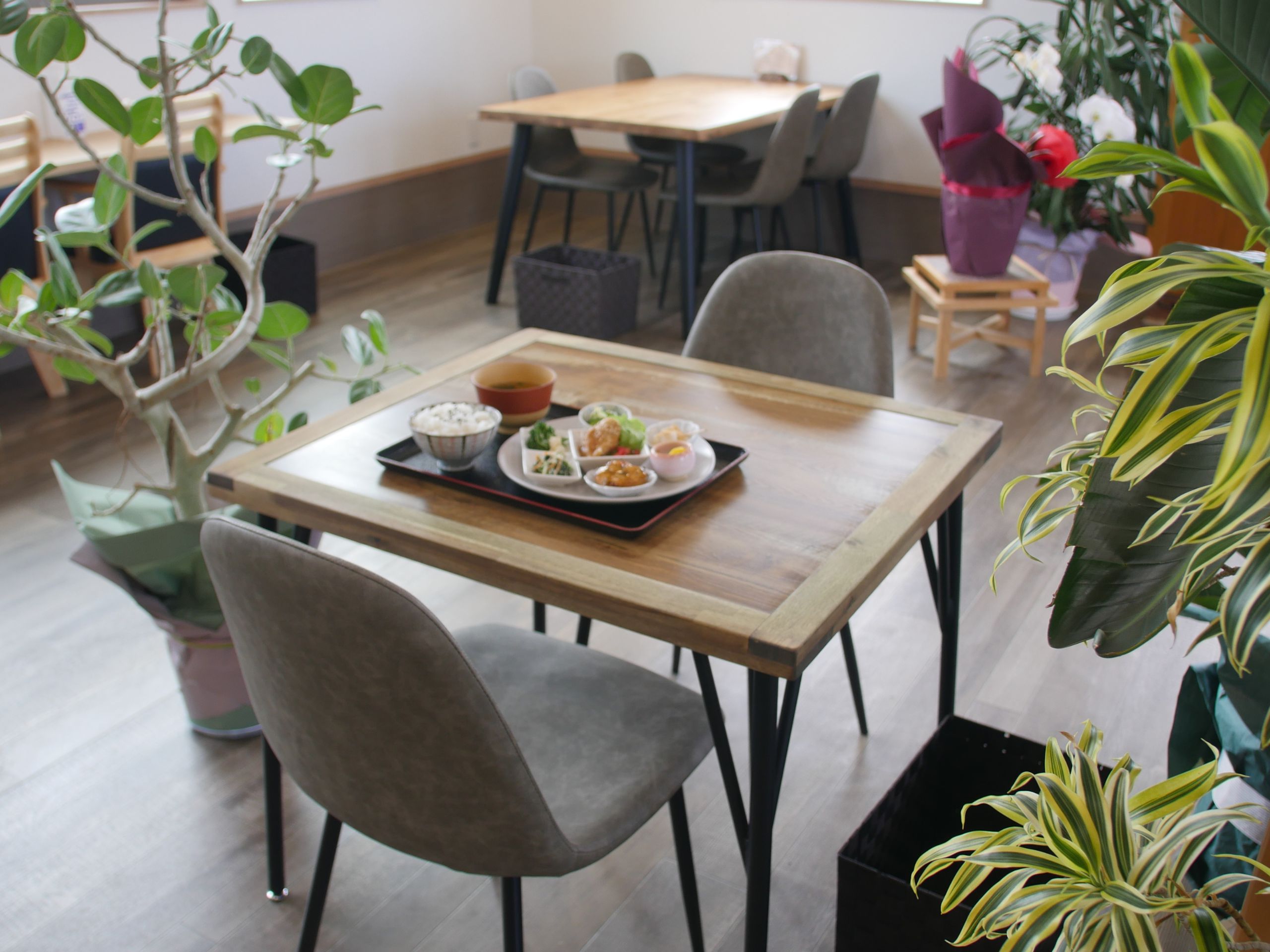 明かり家　店内　おばんざい